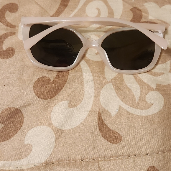 3 FOR $9 NEW SUNGLASSES - Picture 2 of 2